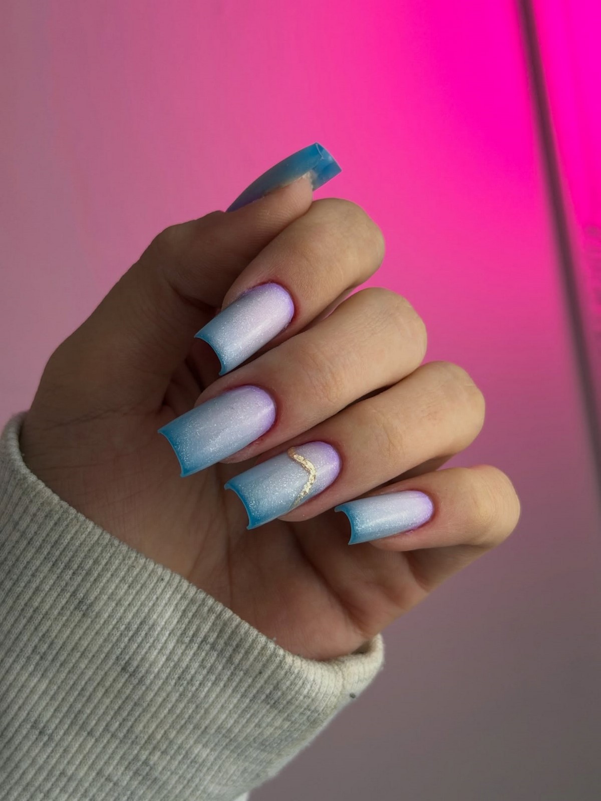 Чому градієнтний манікюр виглядає ніжнішим за однотон