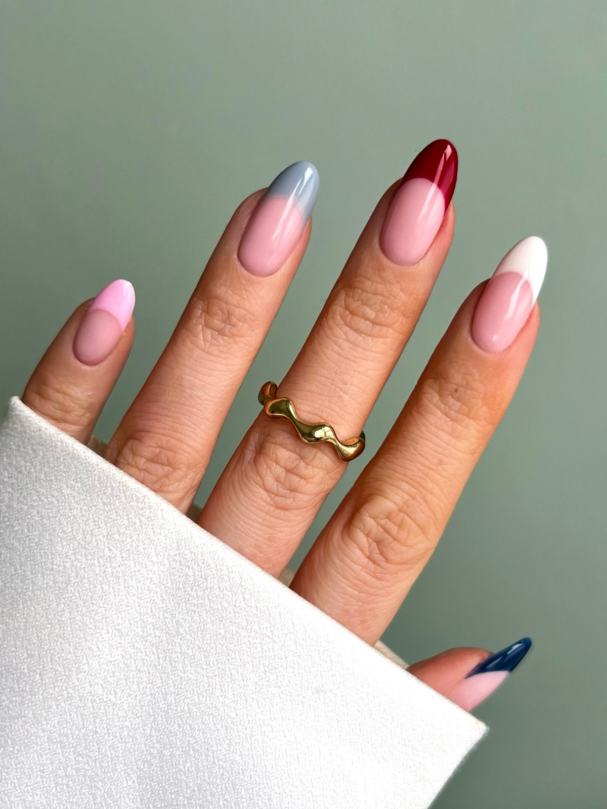 Чому кольоровий френч знову стає модним манікюром