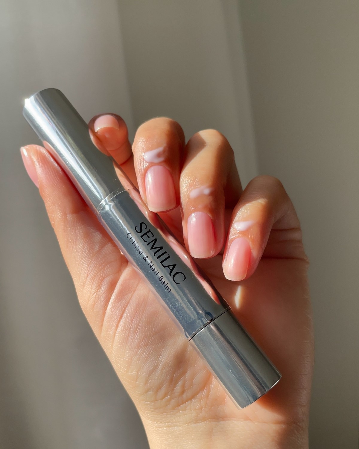 Чому легкий прозорий манікюр виглядає акуратніше за щільний