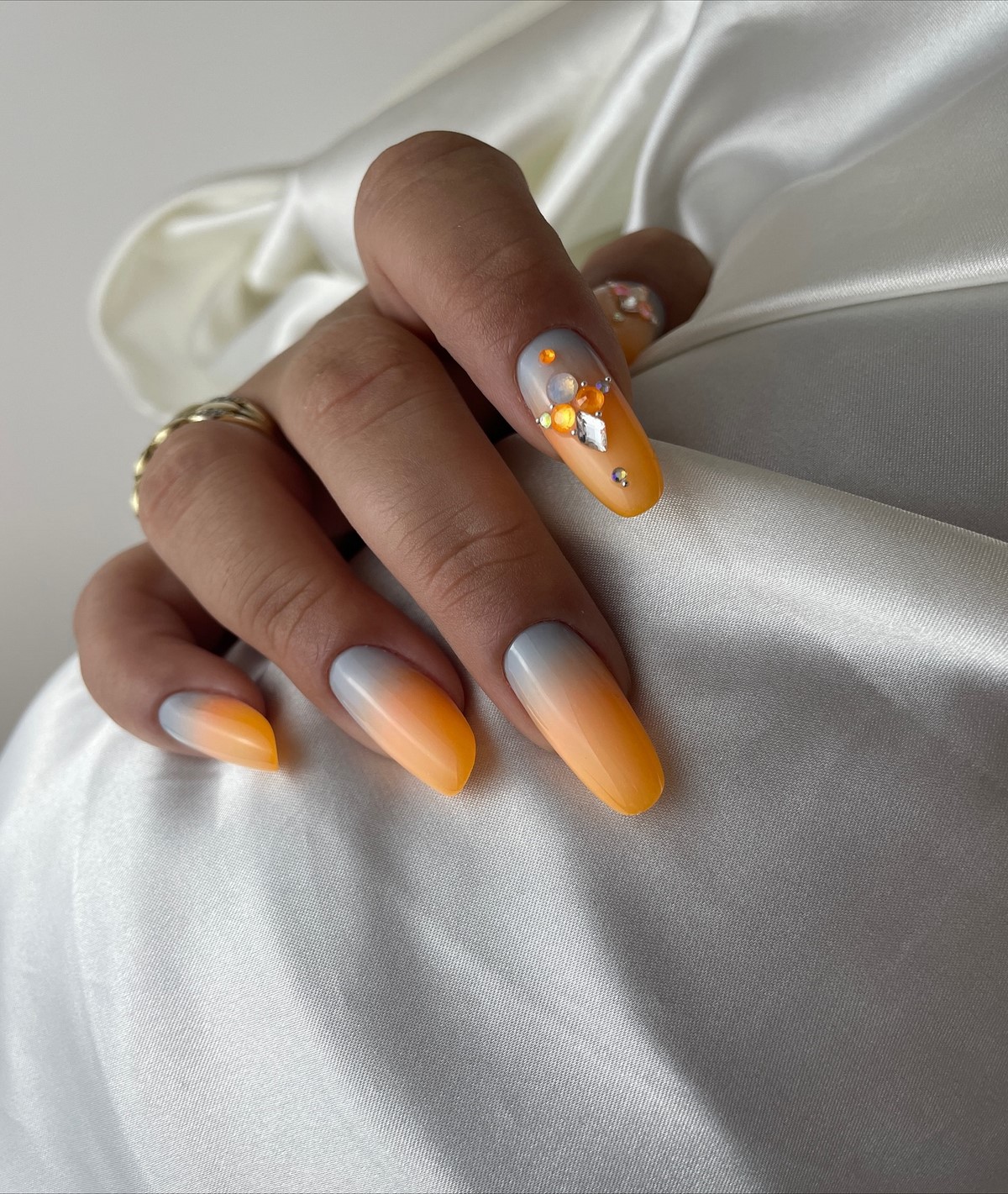 Чому градієнтний манікюр виглядає ніжнішим за однотон