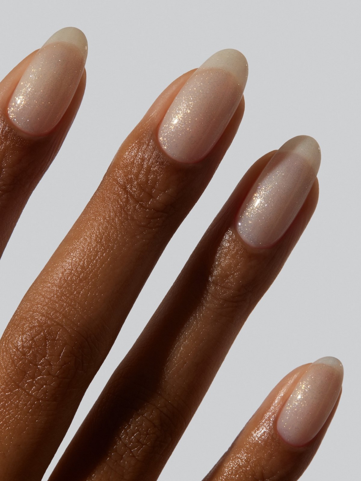 Чому легкий прозорий манікюр виглядає акуратніше за щільний