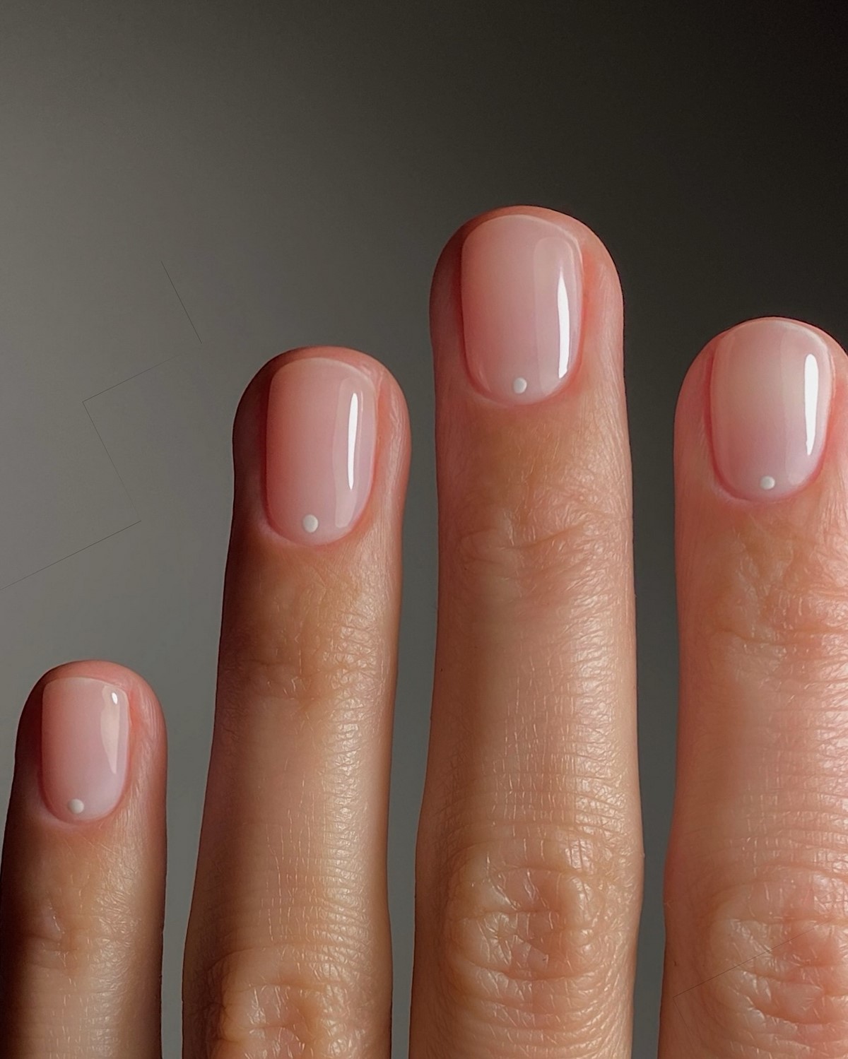 Глянцевий манікюр на коротких нігтях: секрет витонченої елегантності