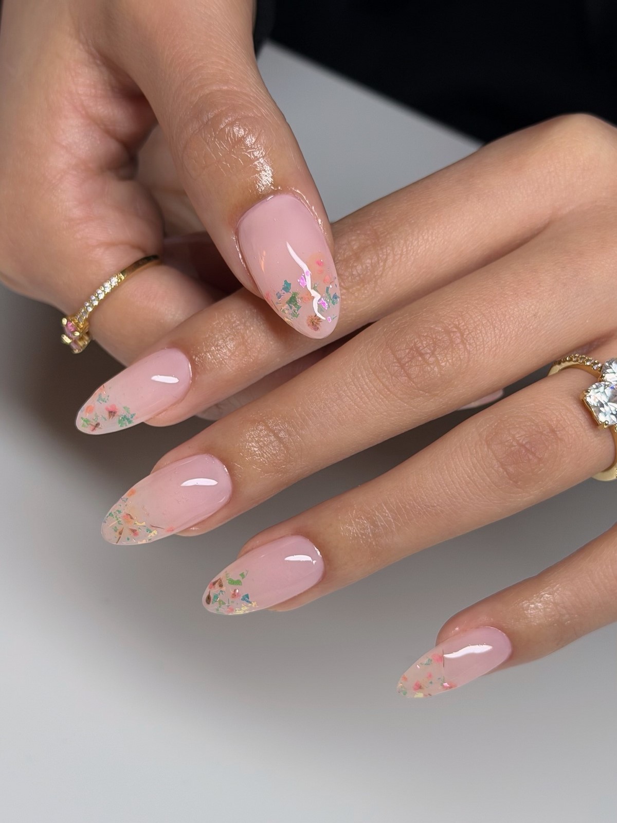 Чому легкий прозорий манікюр виглядає акуратніше за щільний