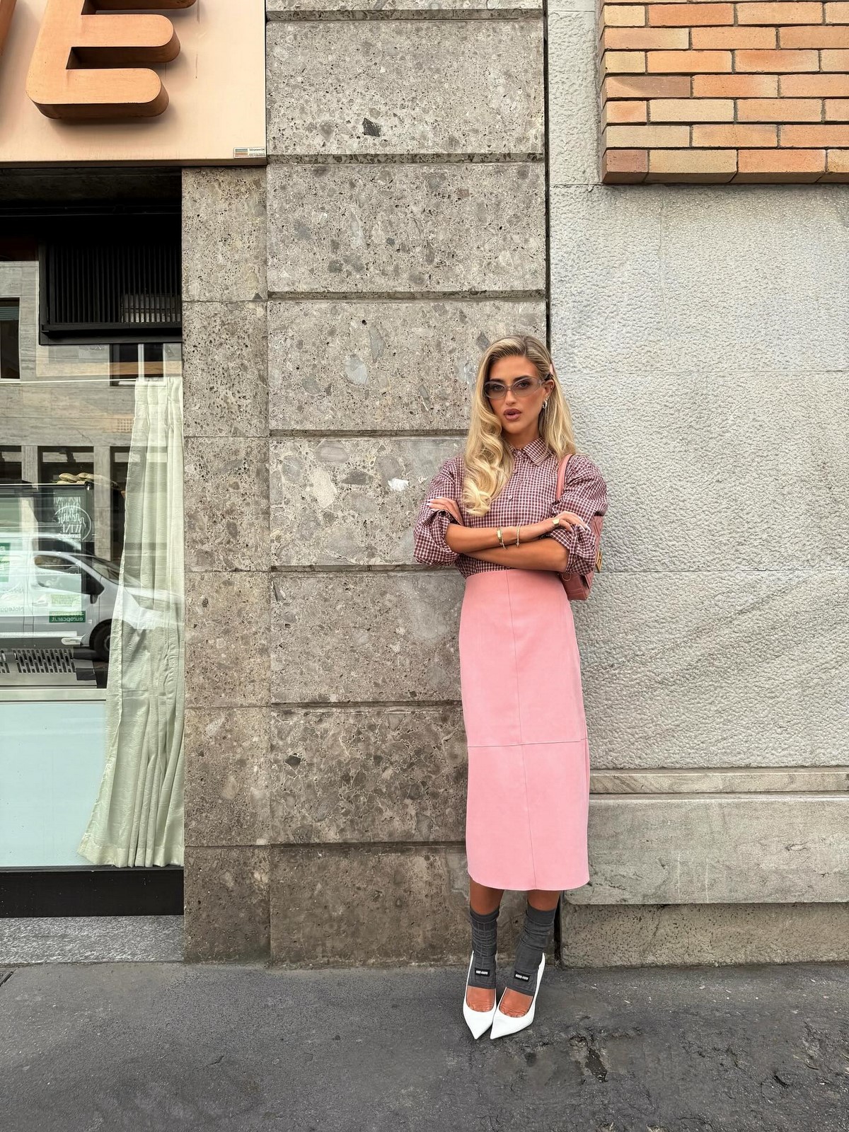 Весняні кольори одягу, які виглядають розкішніше за чорний