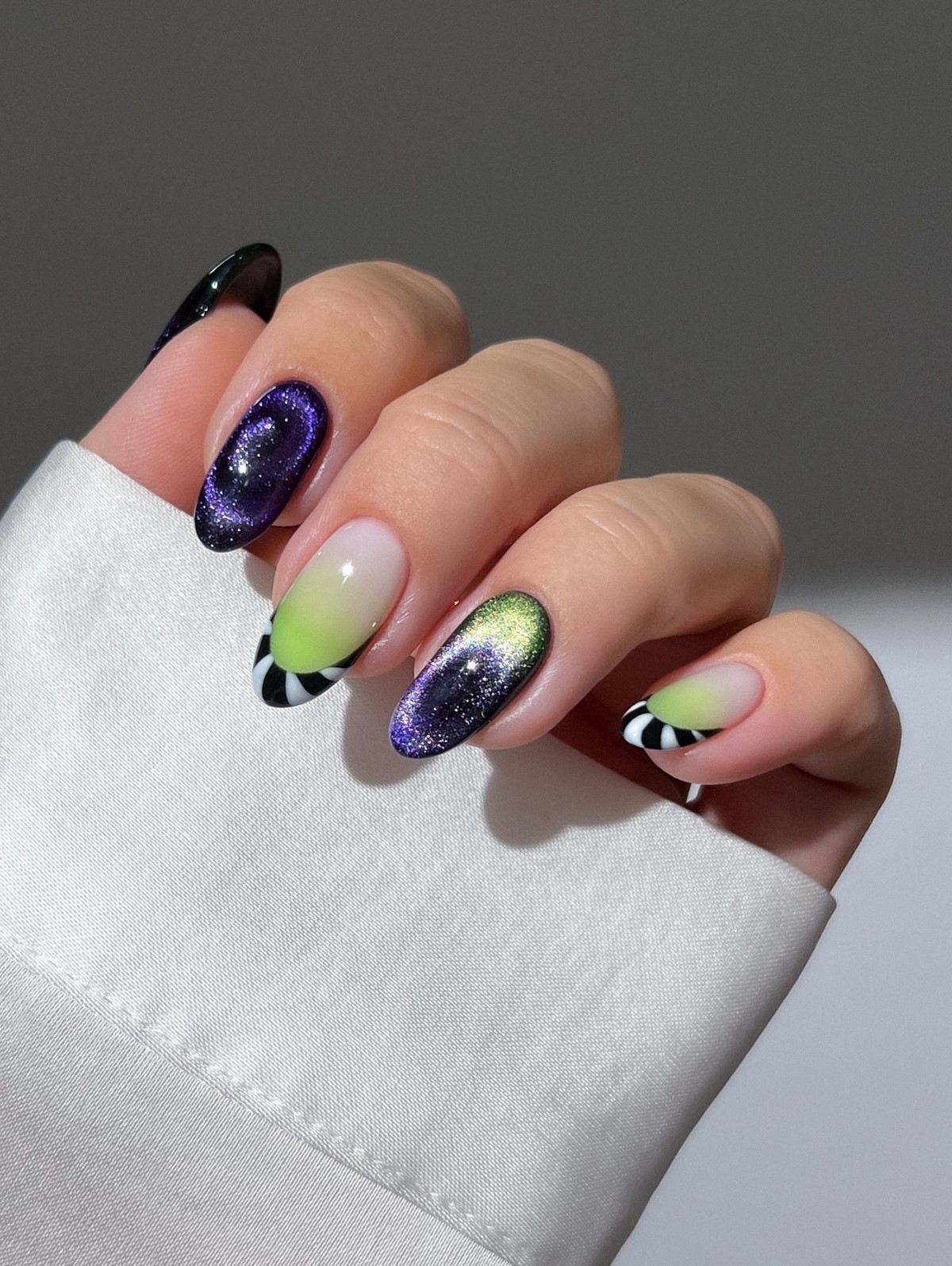 Чому градієнтний манікюр виглядає ніжнішим за однотон