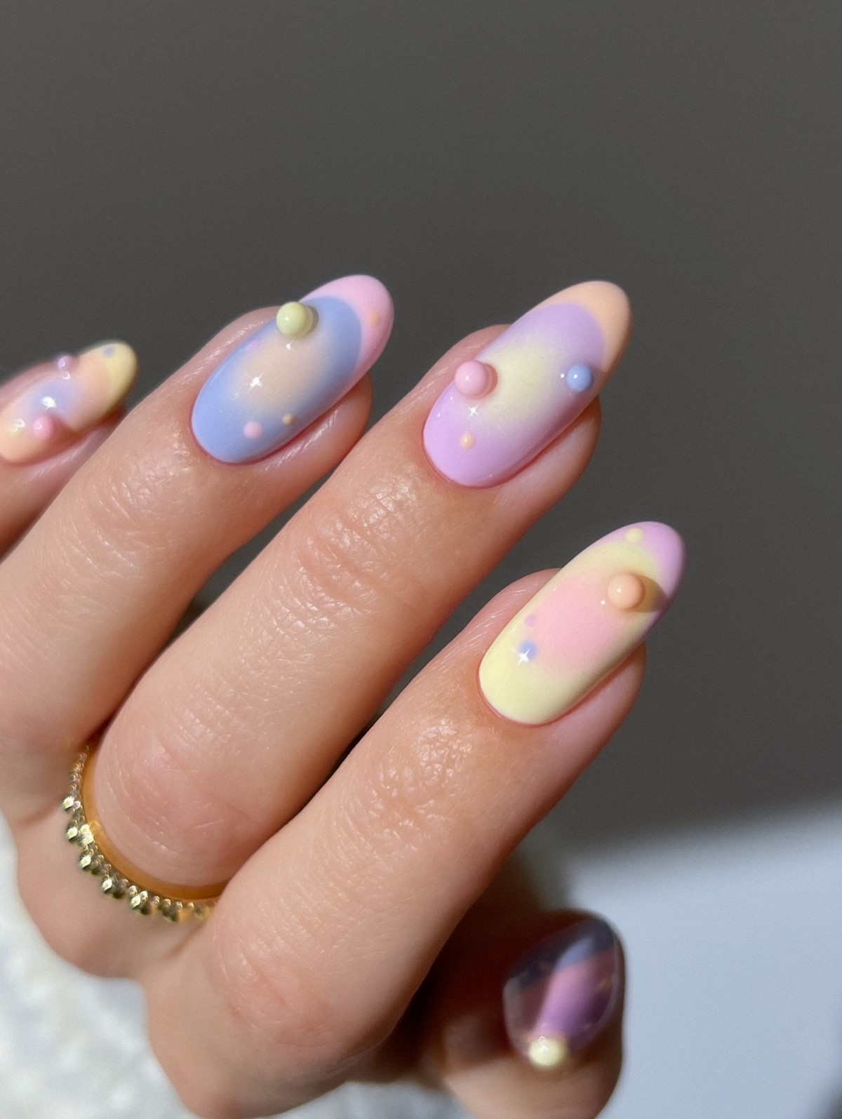 Чому кольоровий френч знову стає модним манікюром