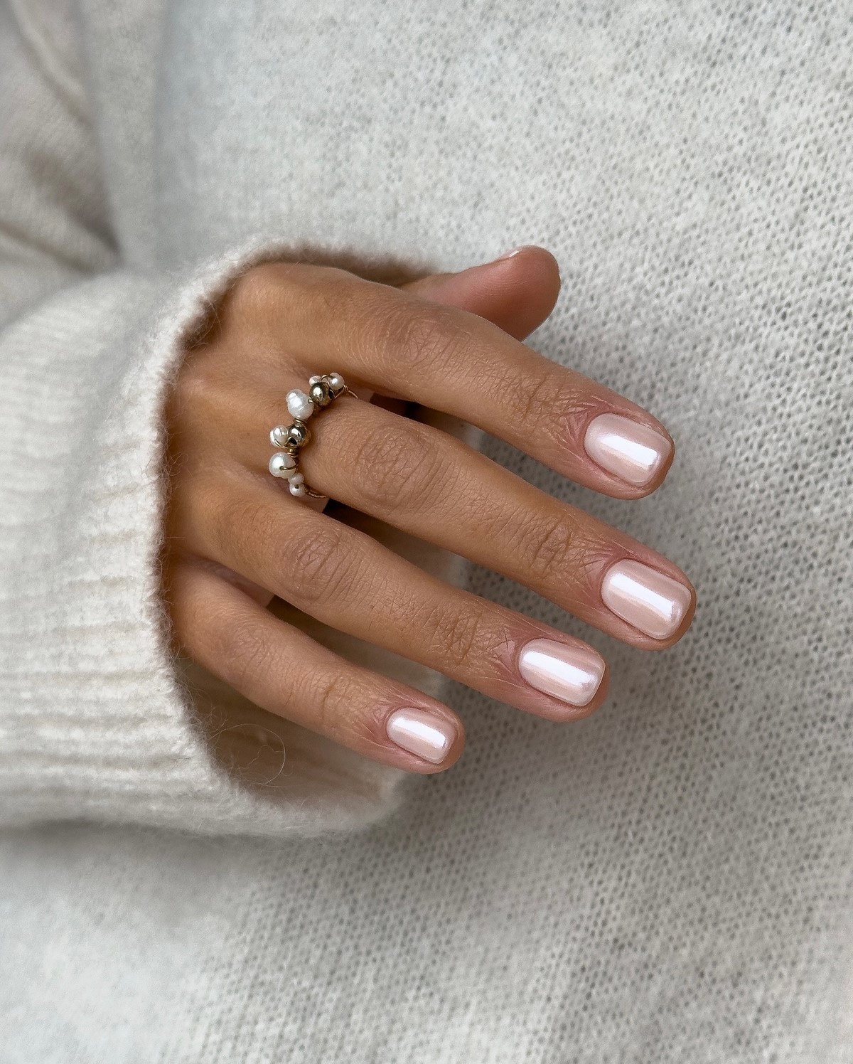 Глянцевий манікюр на коротких нігтях: секрет витонченої елегантності