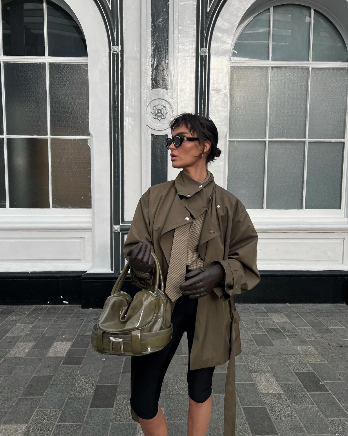 Весняні кольори одягу, які виглядають розкішніше за чорний