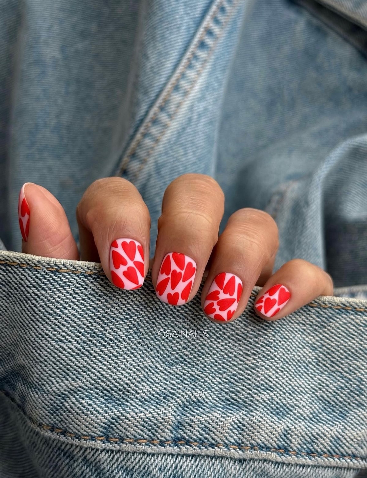 Чому червоний манікюр навесні виглядає особливо елегантно