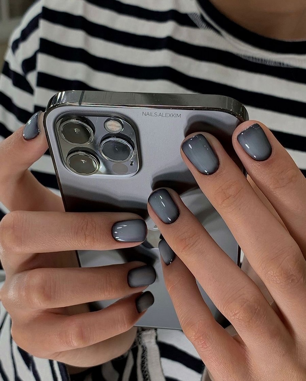 Чому градієнтний манікюр виглядає ніжнішим за однотон