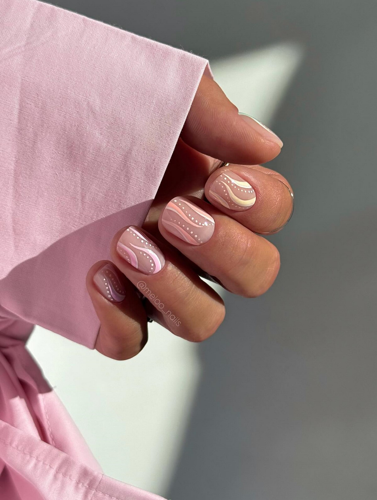 Глянцевий манікюр на коротких нігтях: секрет витонченої елегантності