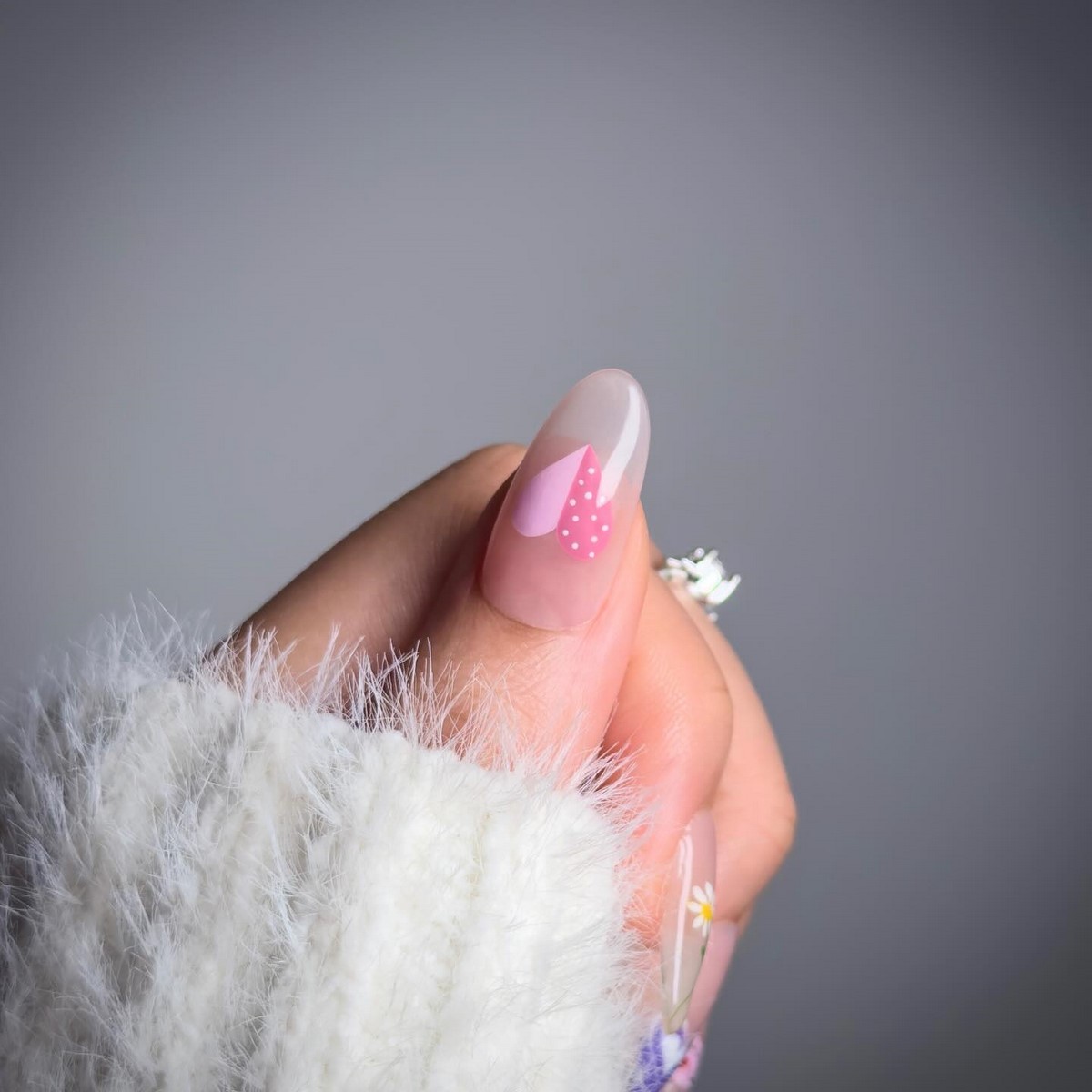 Чому легкий прозорий манікюр виглядає акуратніше за щільний