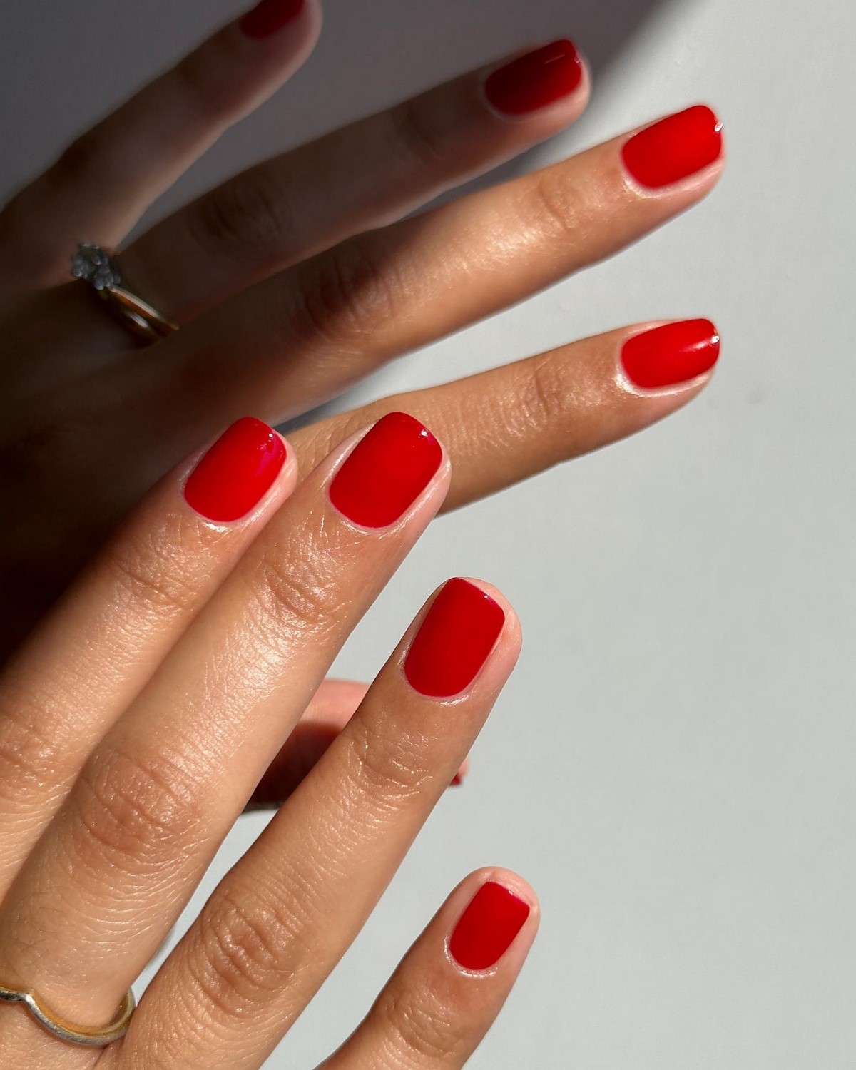 Чому червоний манікюр навесні виглядає особливо елегантно