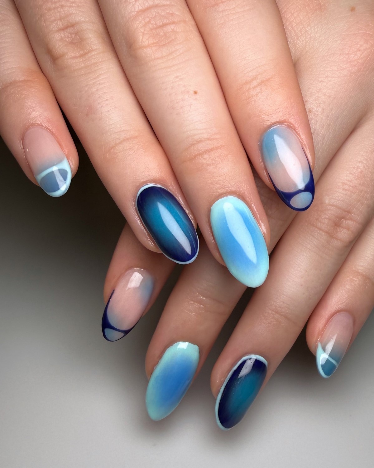 Чому градієнтний манікюр виглядає ніжнішим за однотон