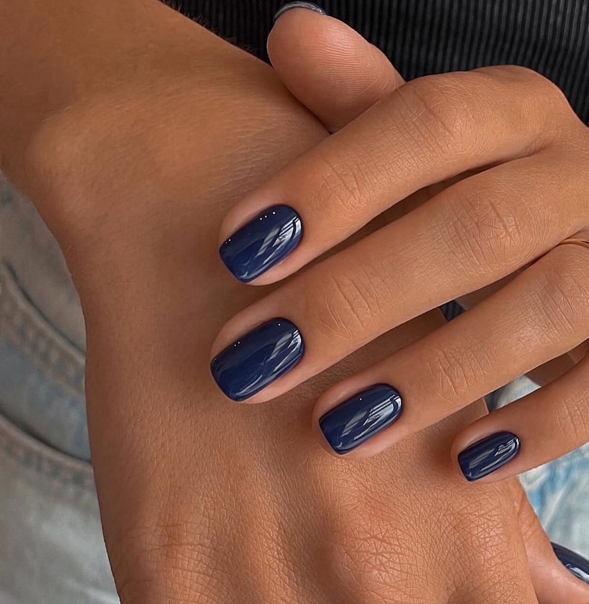 Глянцевий манікюр на коротких нігтях: секрет витонченої елегантності