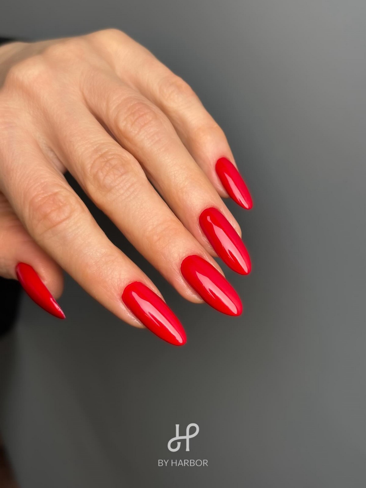 Чому червоний манікюр навесні виглядає особливо елегантно