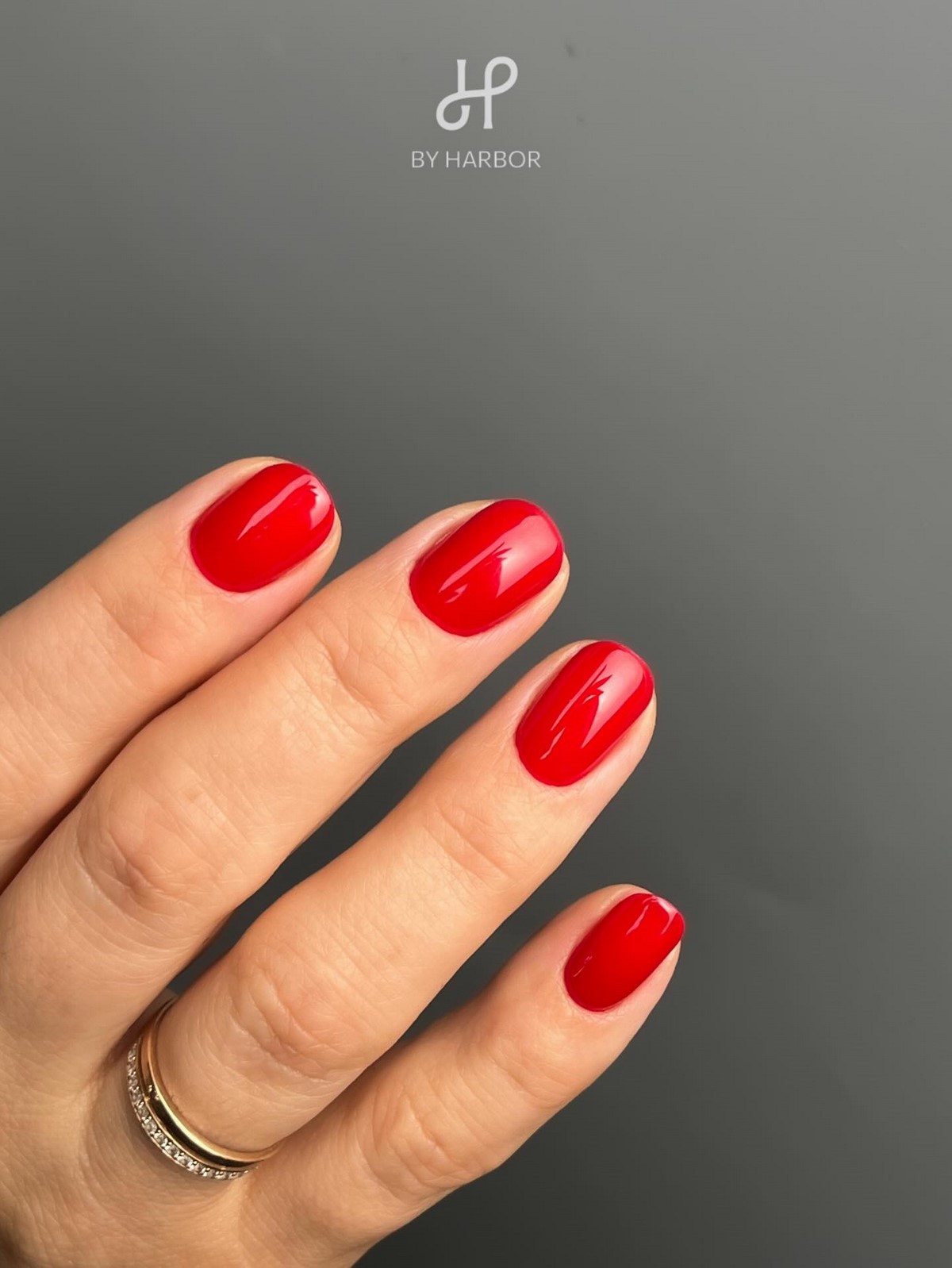 Чому червоний манікюр навесні виглядає особливо елегантно