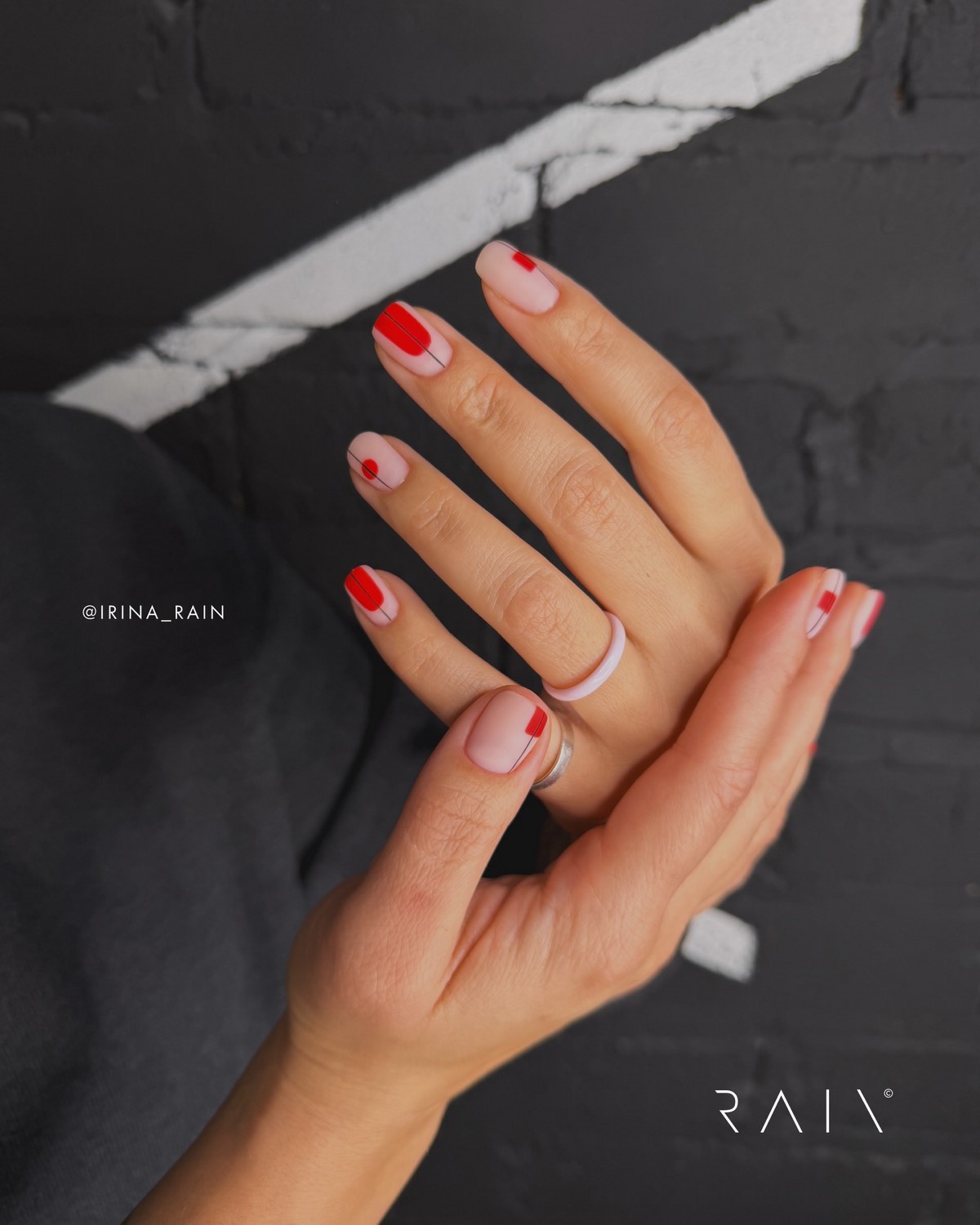 Чому червоний манікюр навесні виглядає особливо елегантно