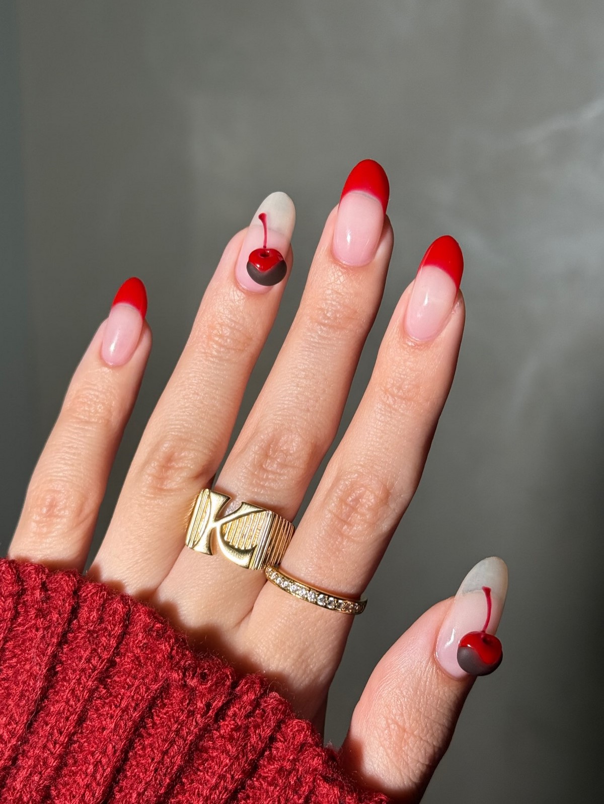 Чому червоний манікюр навесні виглядає особливо елегантно