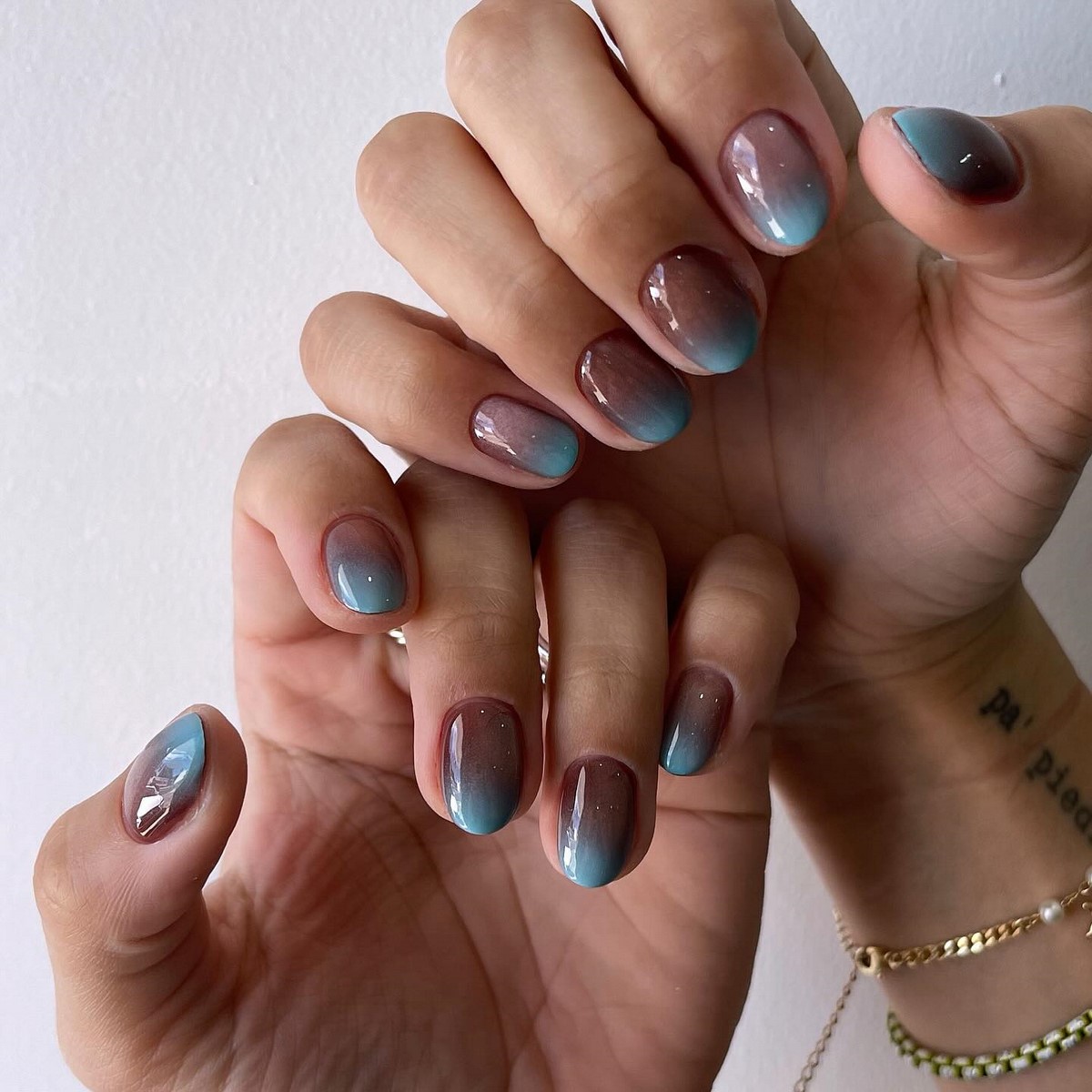 Чому градієнтний манікюр виглядає ніжнішим за однотон