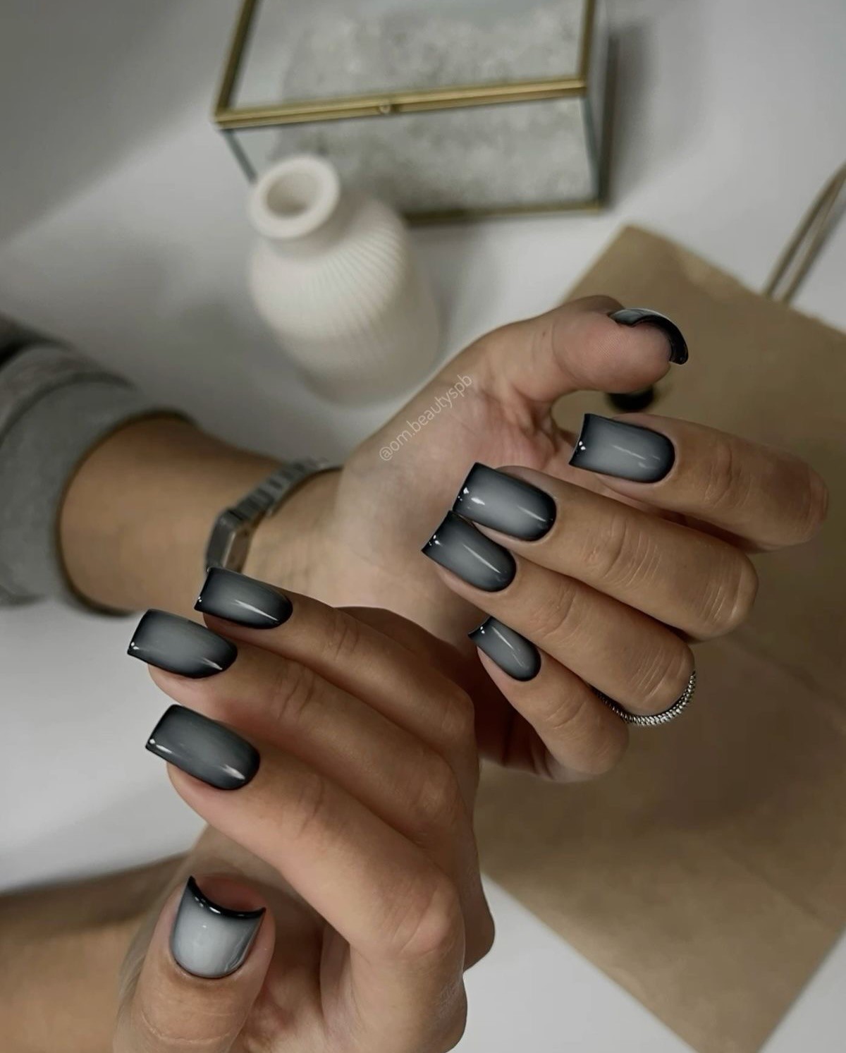 Чому градієнтний манікюр виглядає ніжнішим за однотон