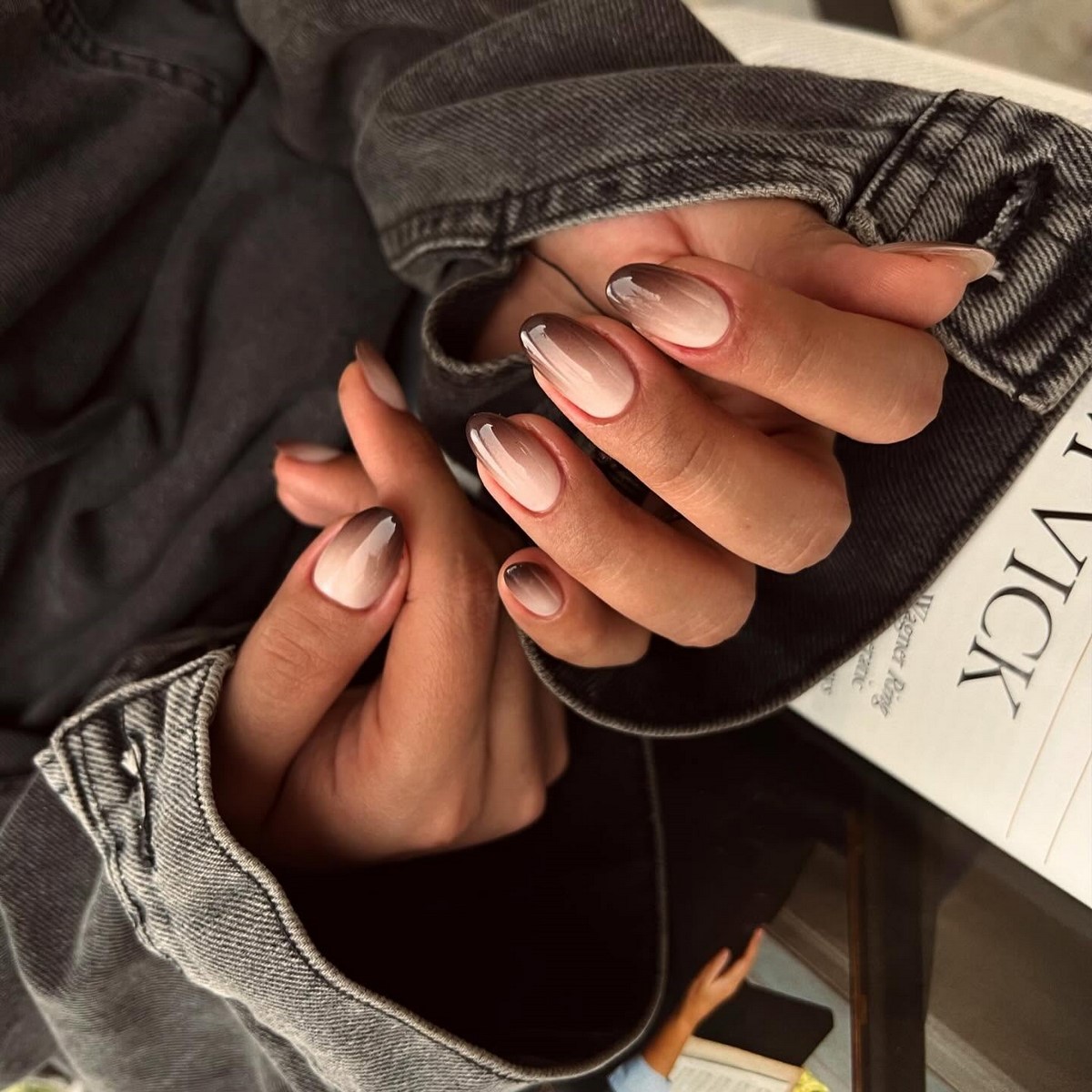 Чому градієнтний манікюр виглядає ніжнішим за однотон