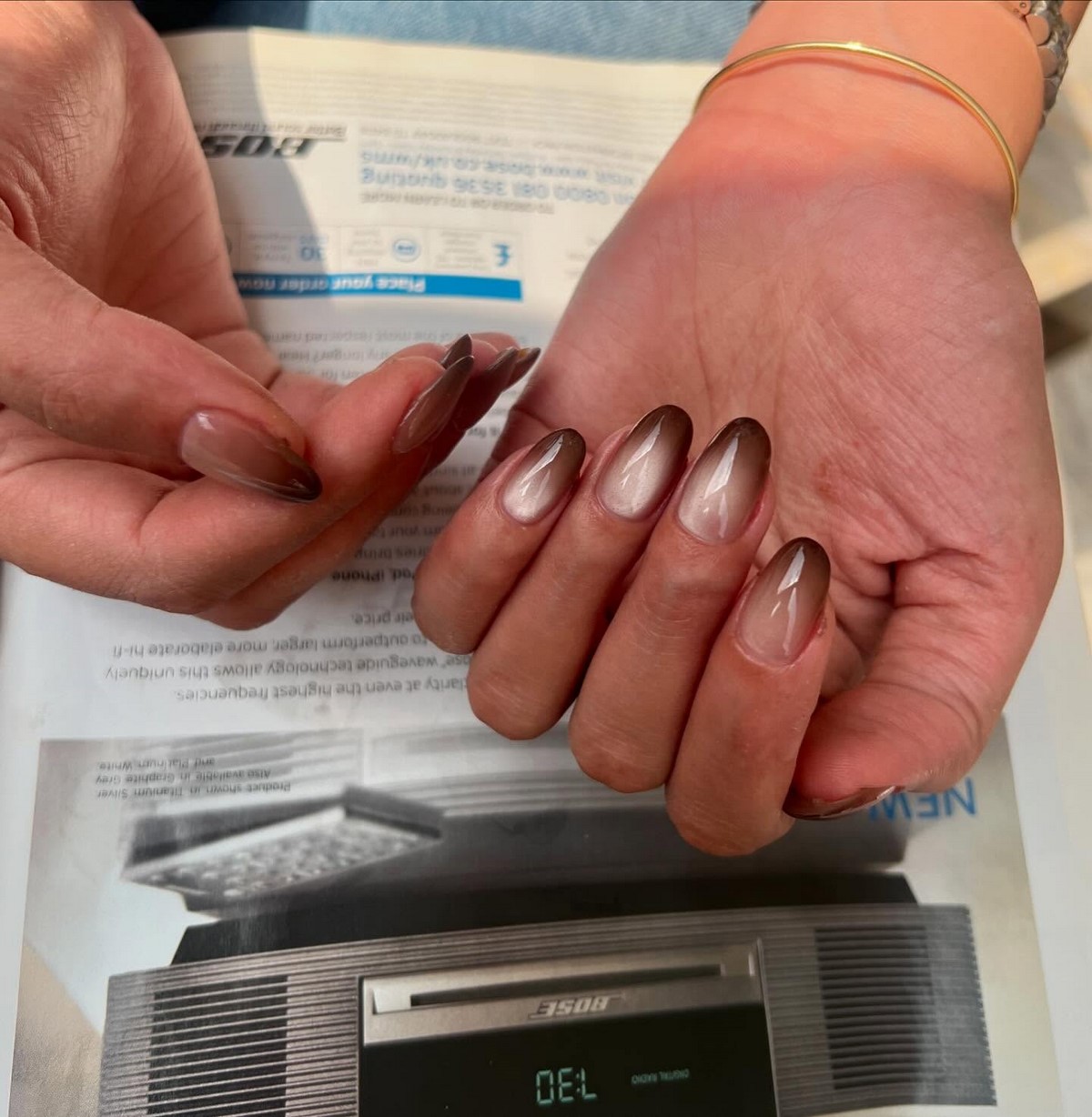 Чому градієнтний манікюр виглядає ніжнішим за однотон