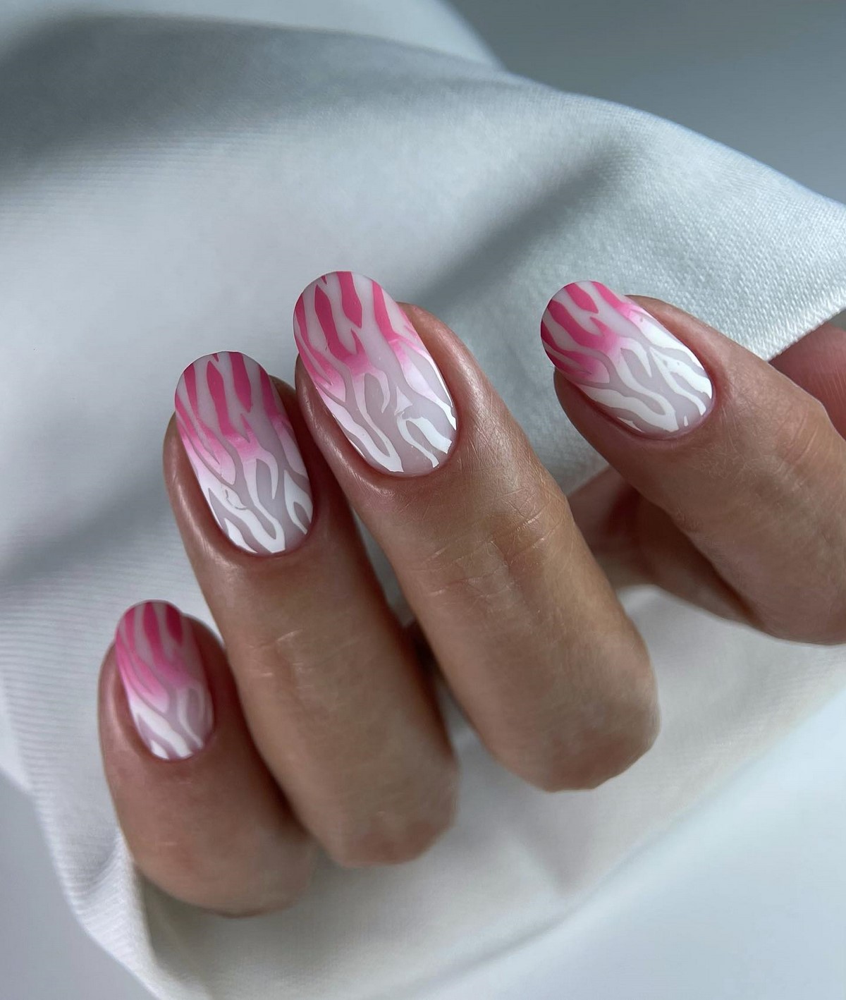 Чому градієнтний манікюр виглядає ніжнішим за однотон