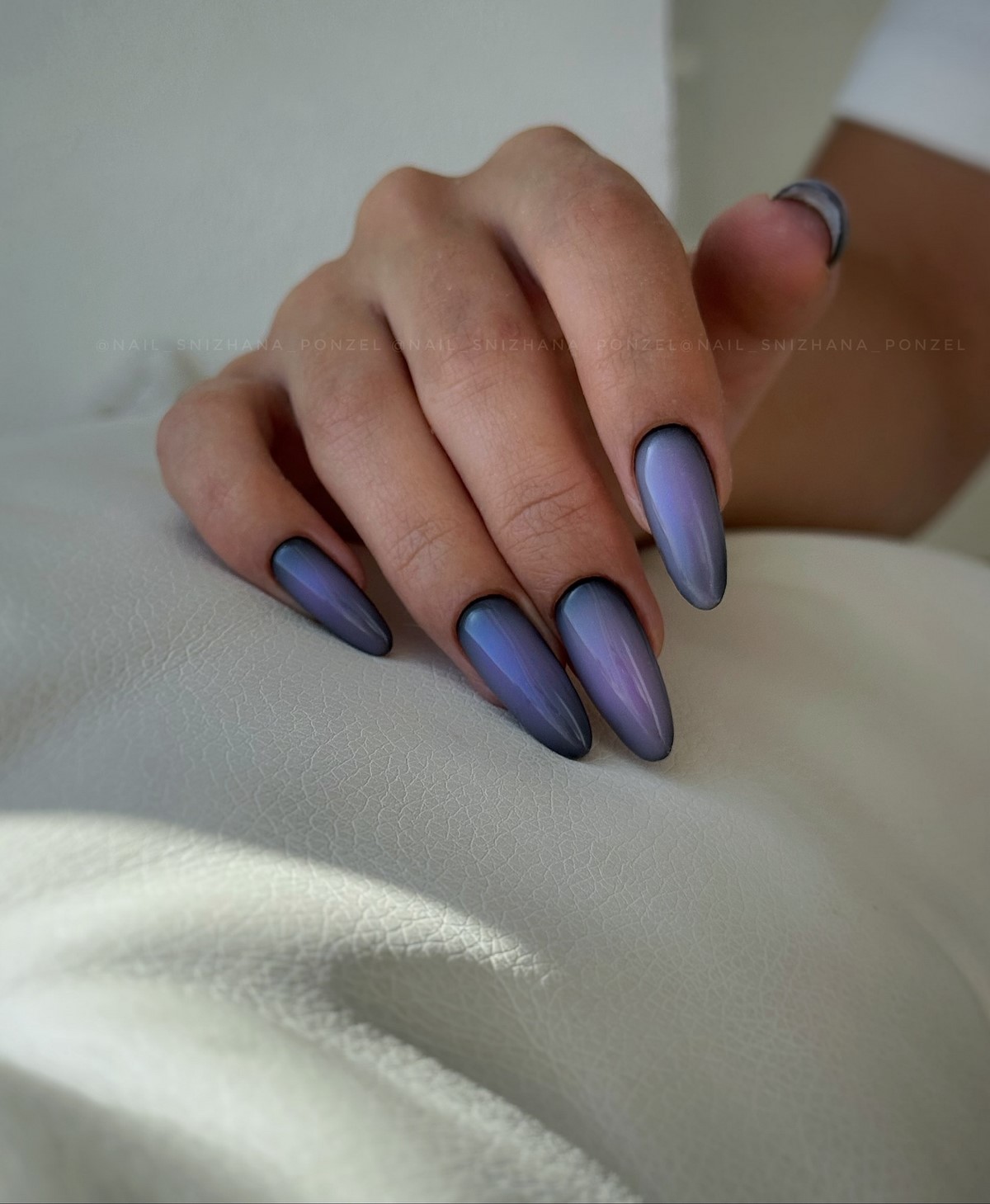 Чому градієнтний манікюр виглядає ніжнішим за однотон