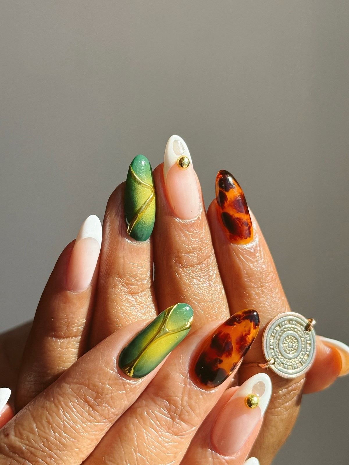 Чому градієнтний манікюр виглядає ніжнішим за однотон