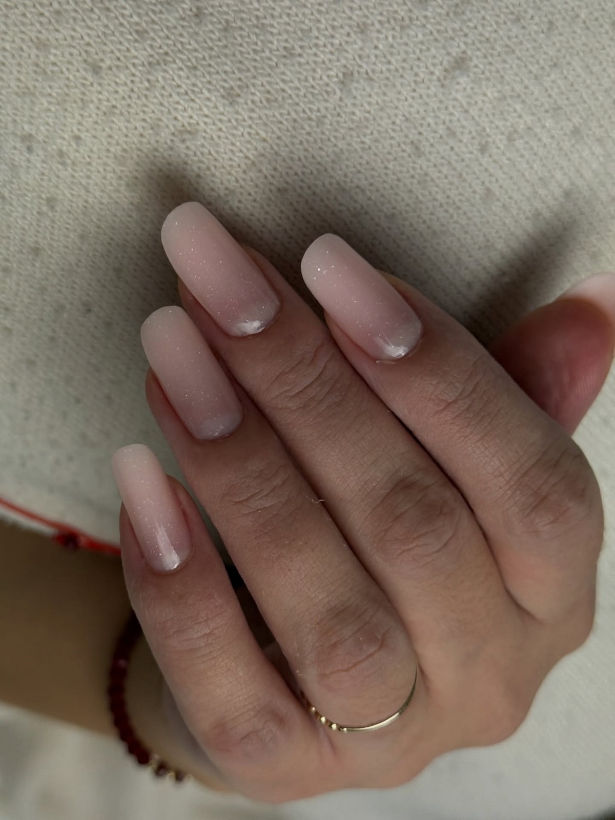 Чому градієнтний манікюр виглядає ніжнішим за однотон