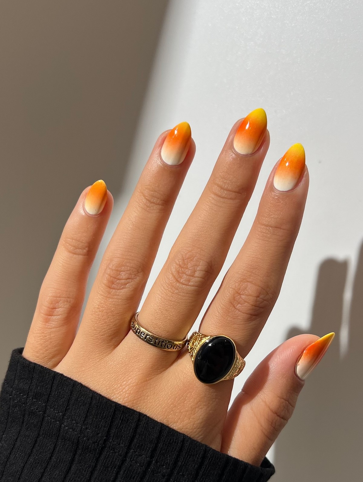 Чому градієнтний манікюр виглядає ніжнішим за однотон