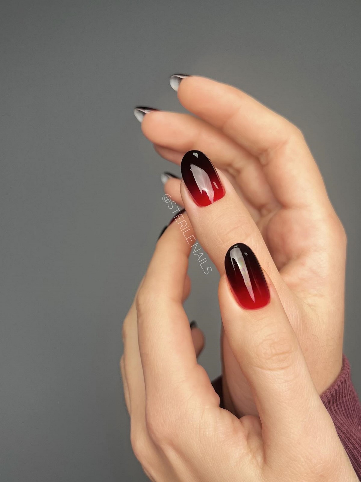 Чому градієнтний манікюр виглядає ніжнішим за однотон