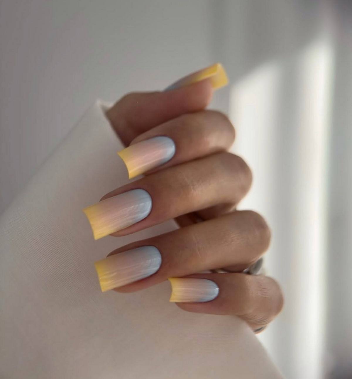 Чому градієнтний манікюр виглядає ніжнішим за однотон