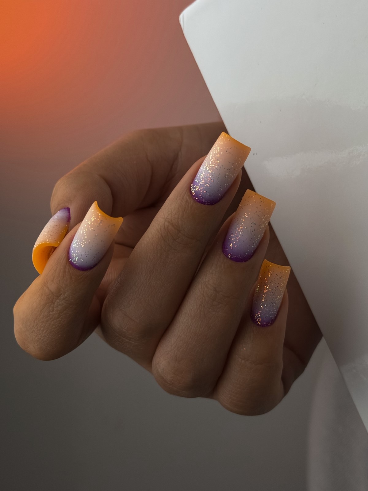 Чому градієнтний манікюр виглядає ніжнішим за однотон