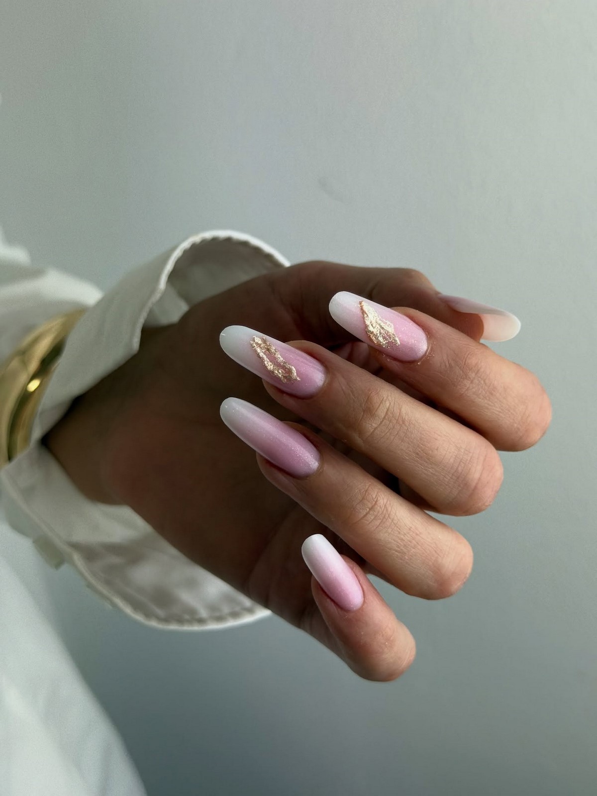 Чому градієнтний манікюр виглядає ніжнішим за однотон