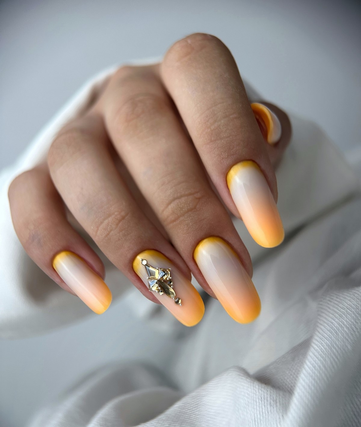 Чому градієнтний манікюр виглядає ніжнішим за однотон