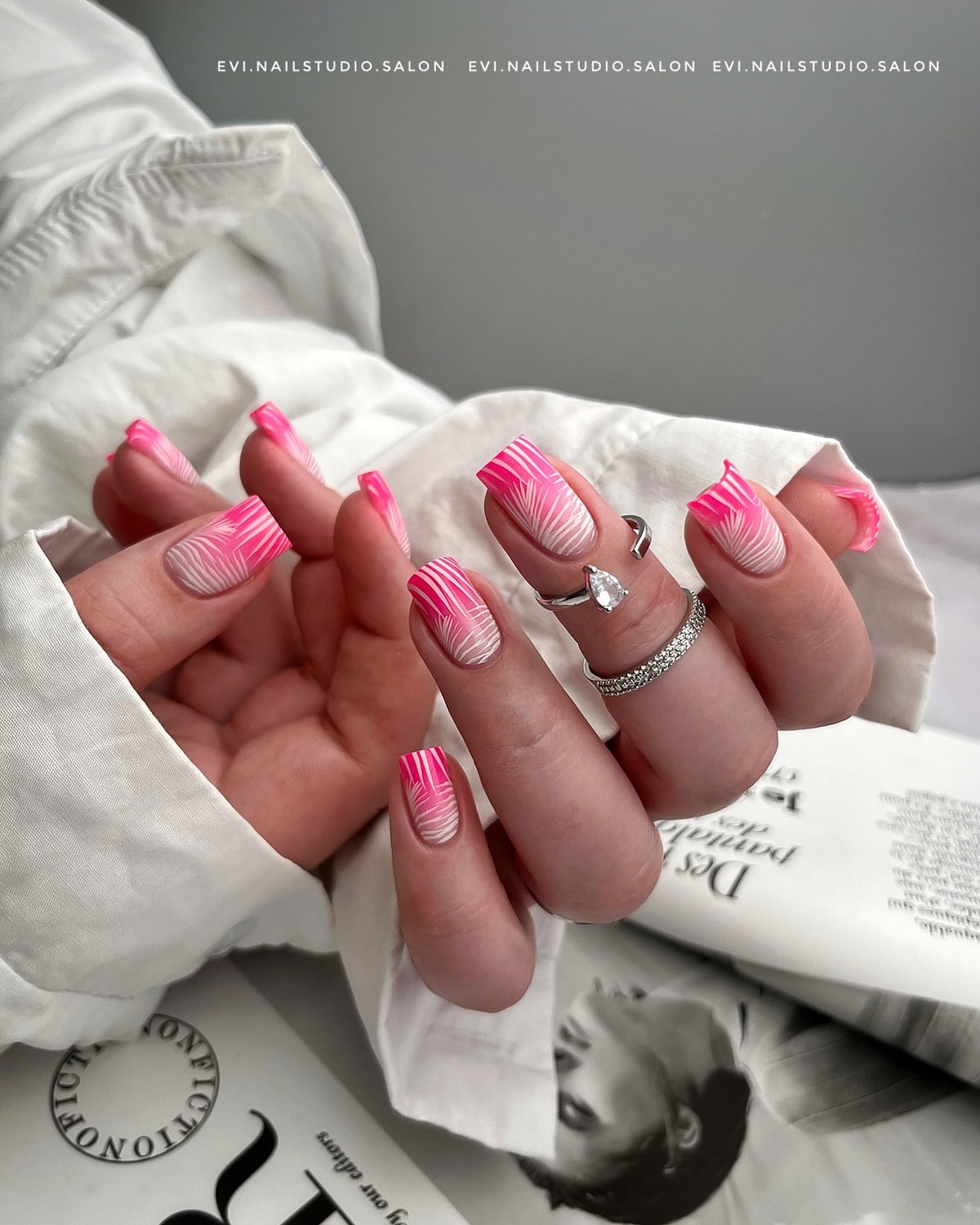 Чому градієнтний манікюр виглядає ніжнішим за однотон