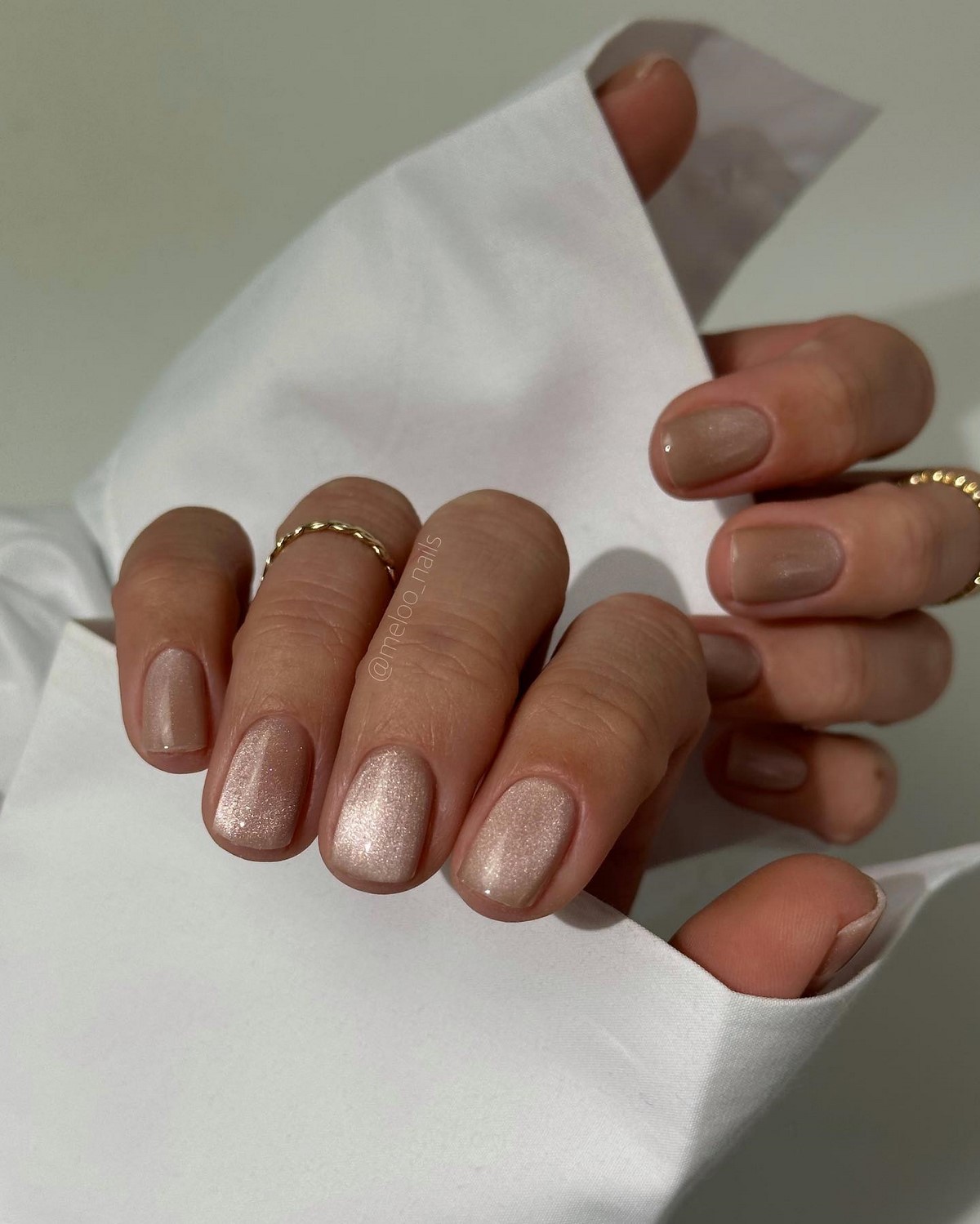 Карамельний манікюр: чому він ніжніший за бежевий