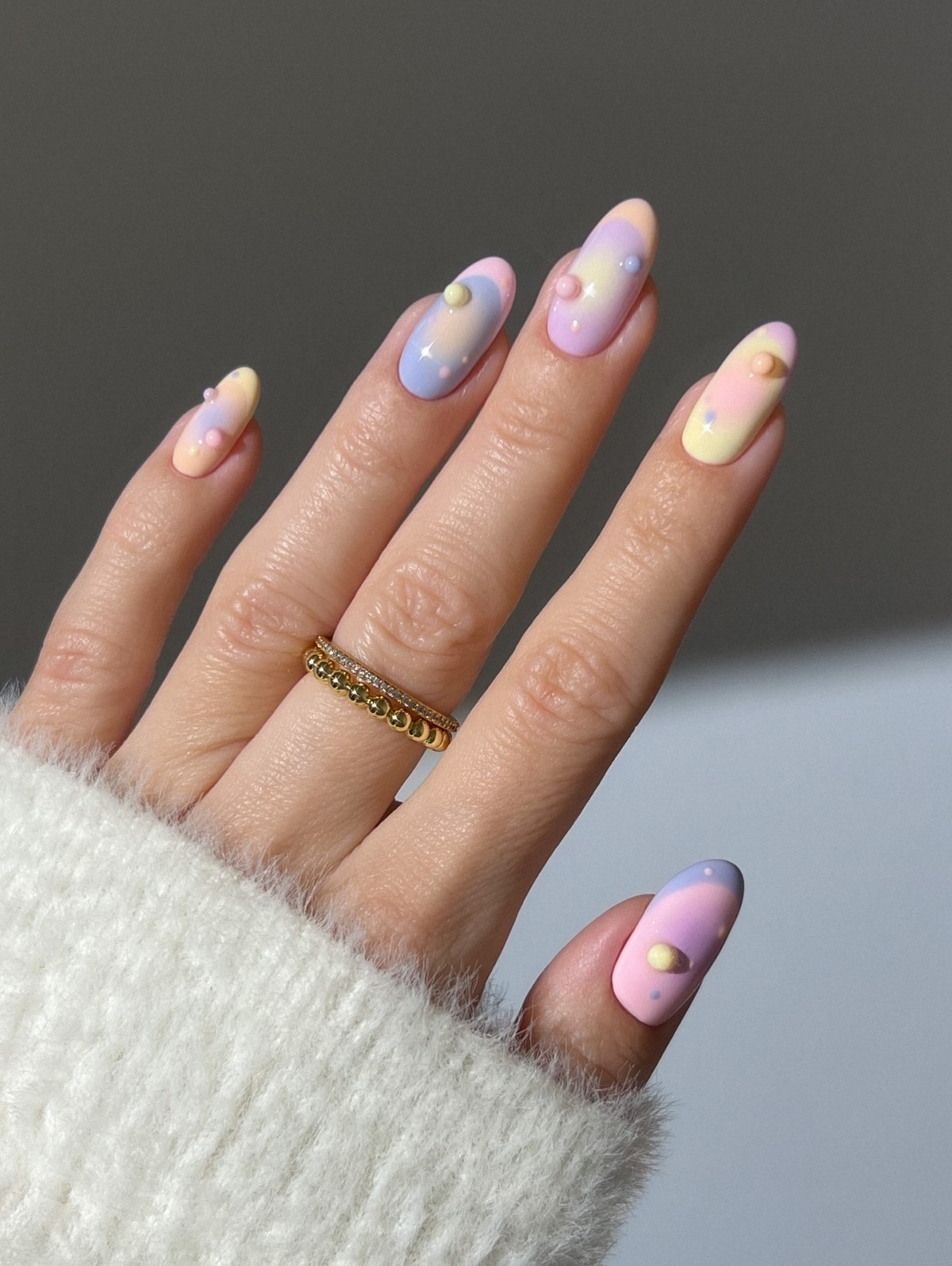 Чому кольоровий френч знову стає модним манікюром