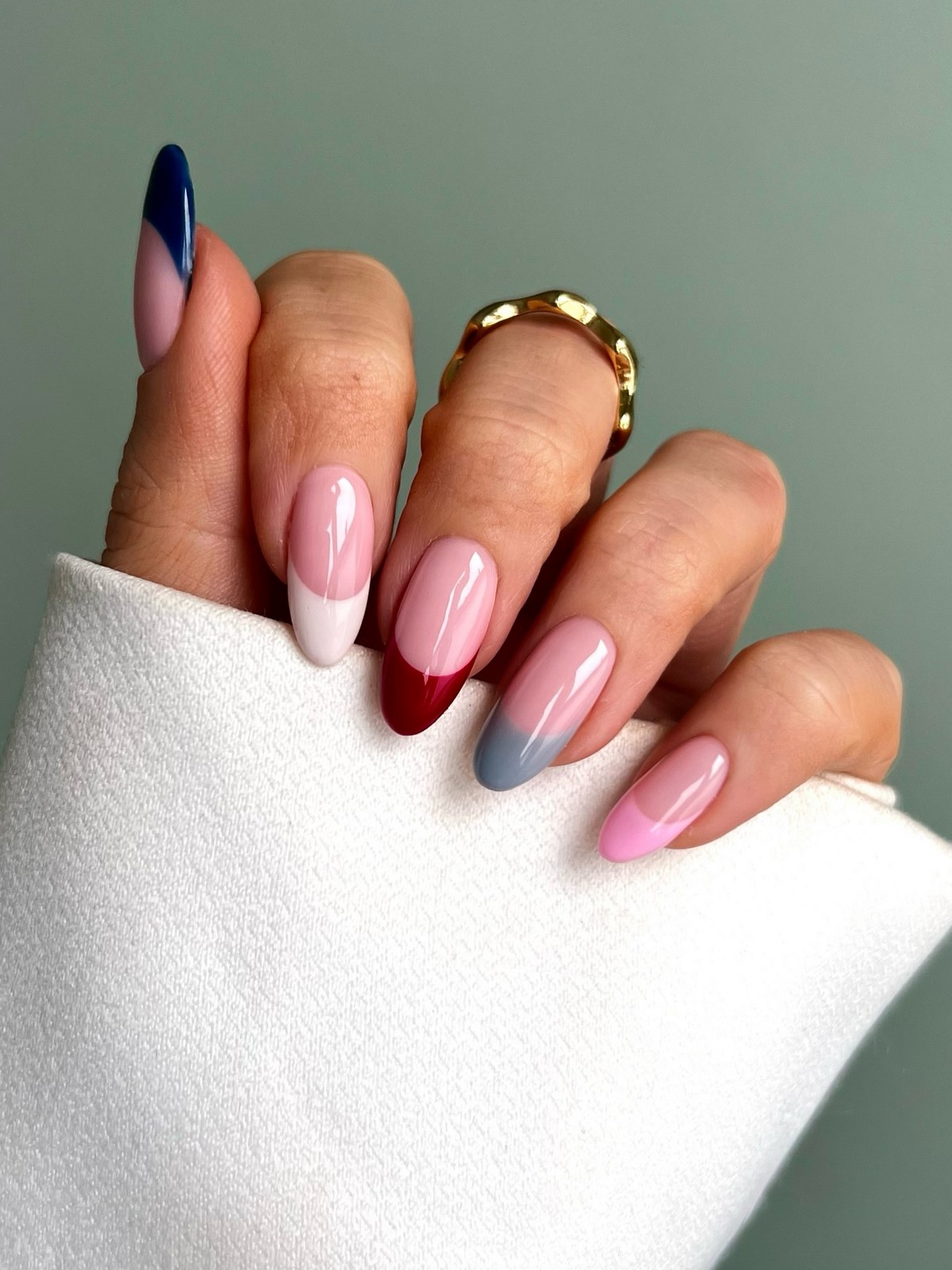 Чому кольоровий френч знову стає модним манікюром