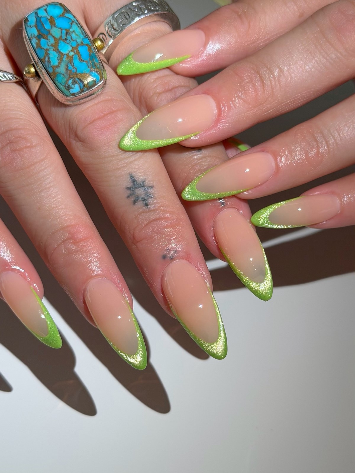 Чому кольоровий френч знову стає модним манікюром