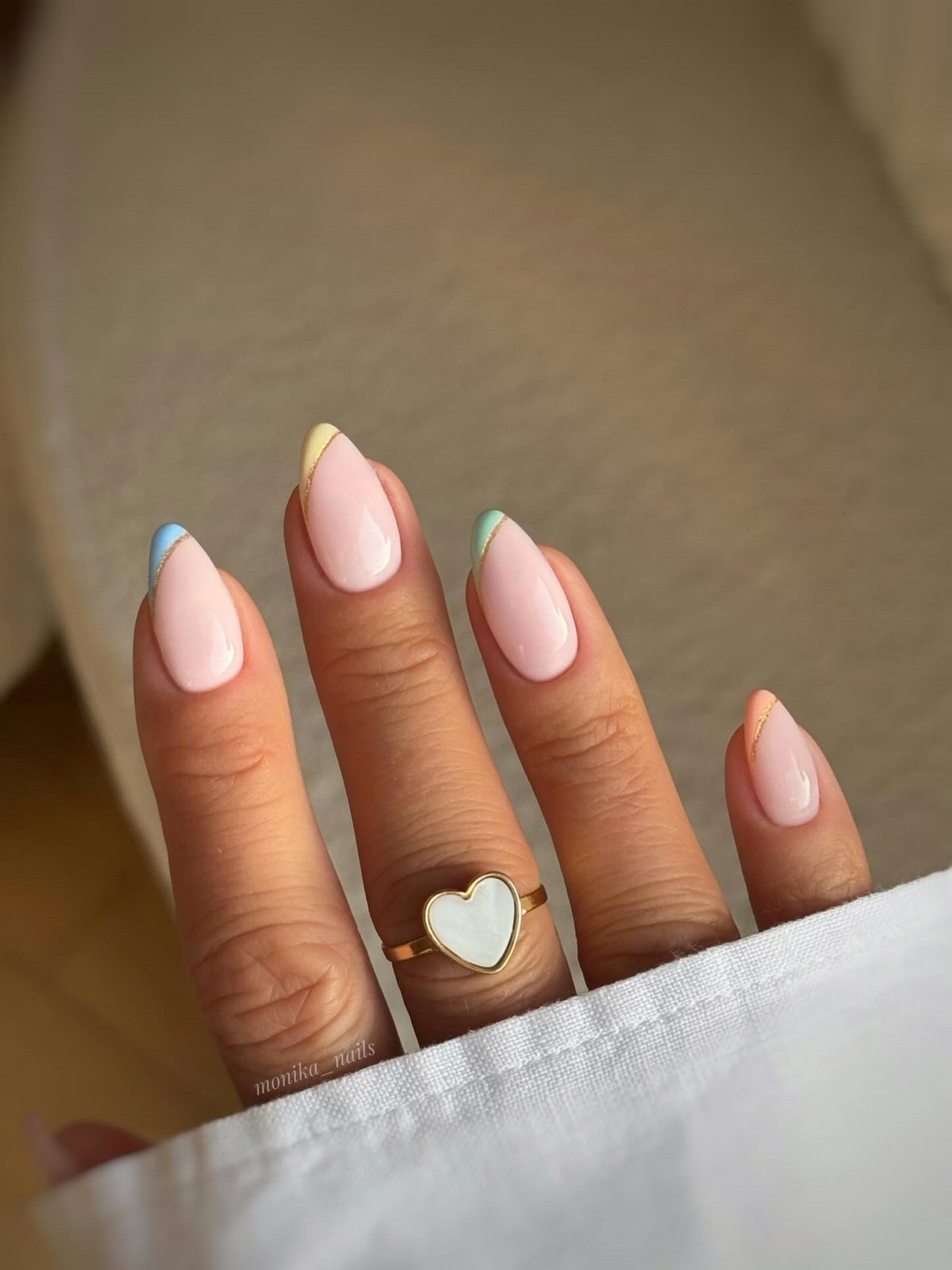 Чому кольоровий френч знову стає модним манікюром