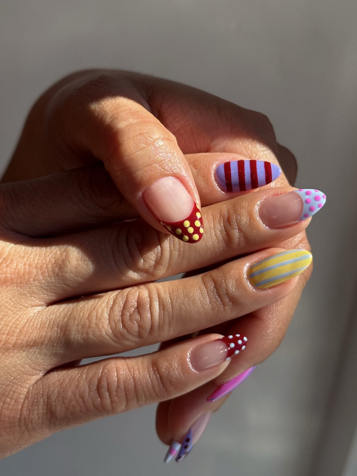 Чому кольоровий френч знову стає модним манікюром