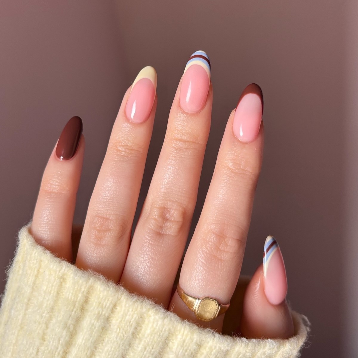 Чому кольоровий френч знову стає модним манікюром