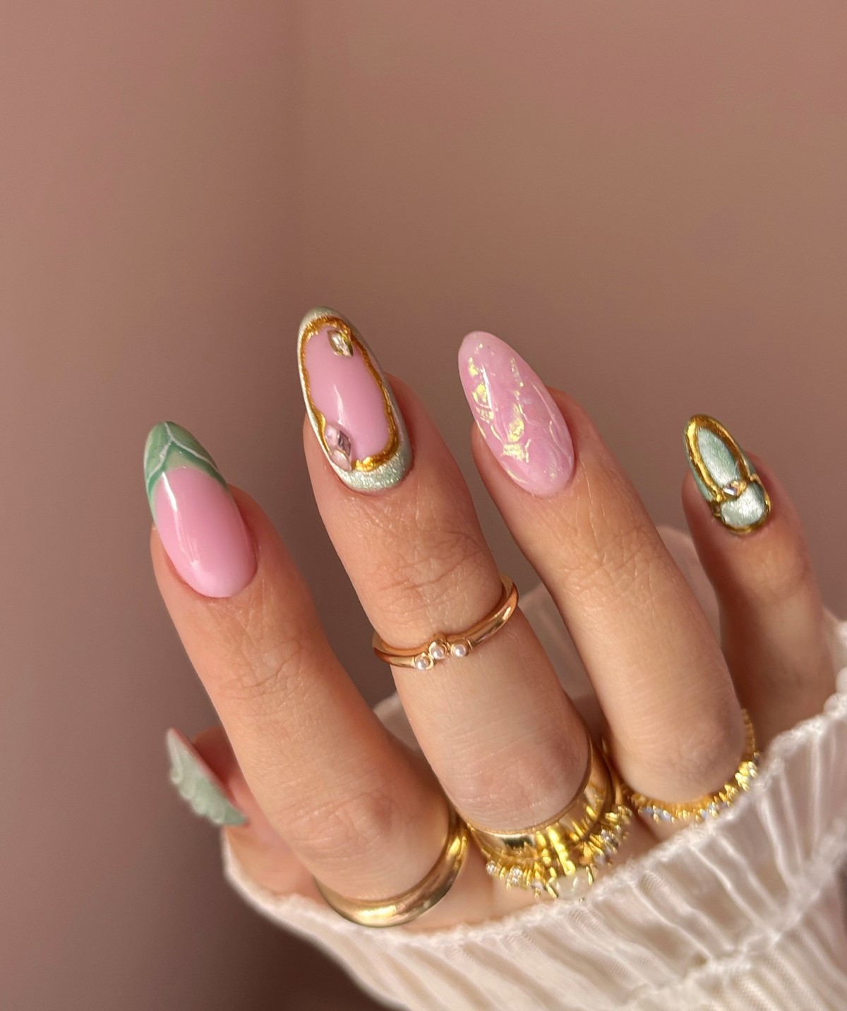 Чому кольоровий френч знову стає модним манікюром