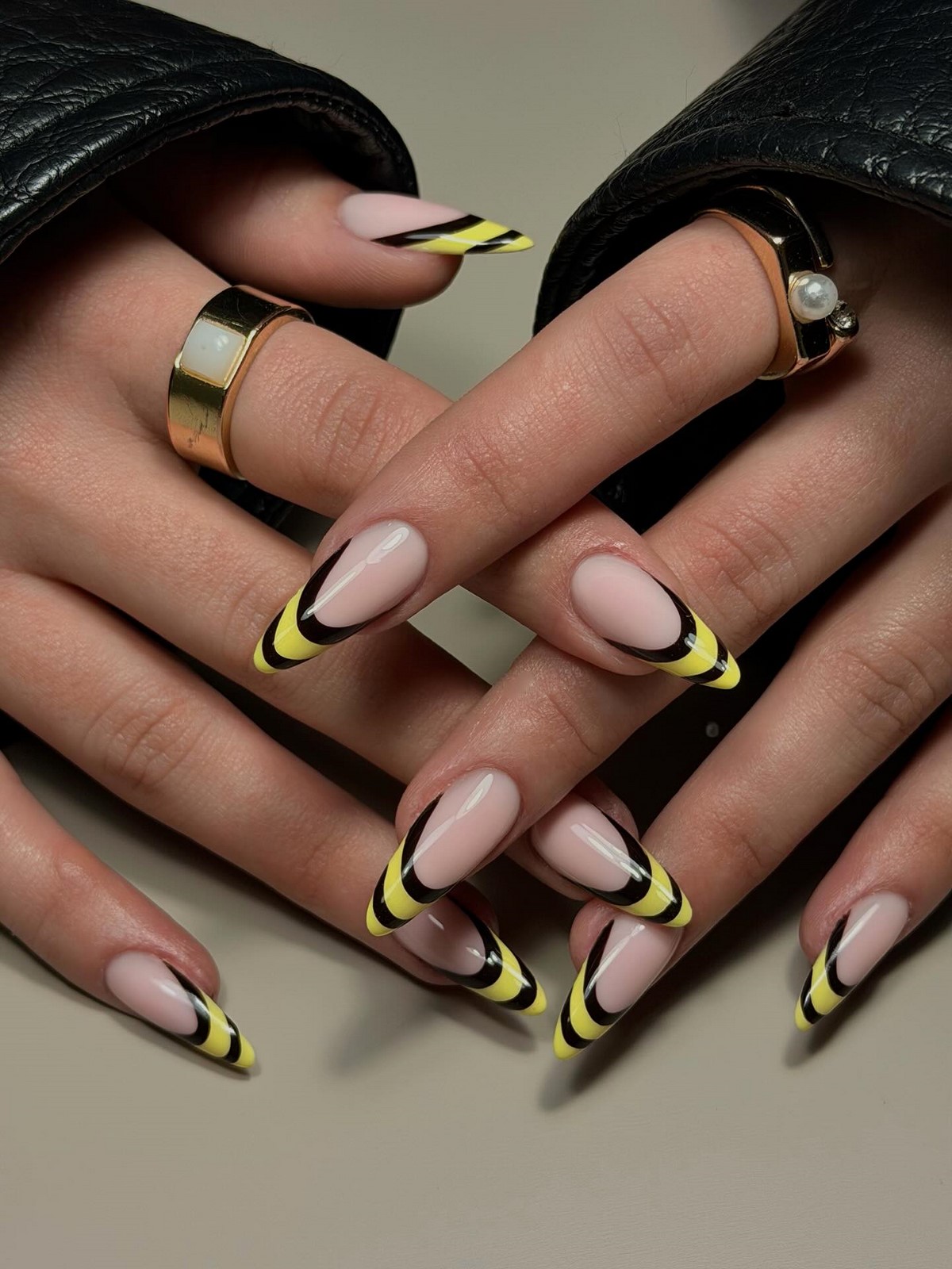 Чому кольоровий френч знову стає модним манікюром