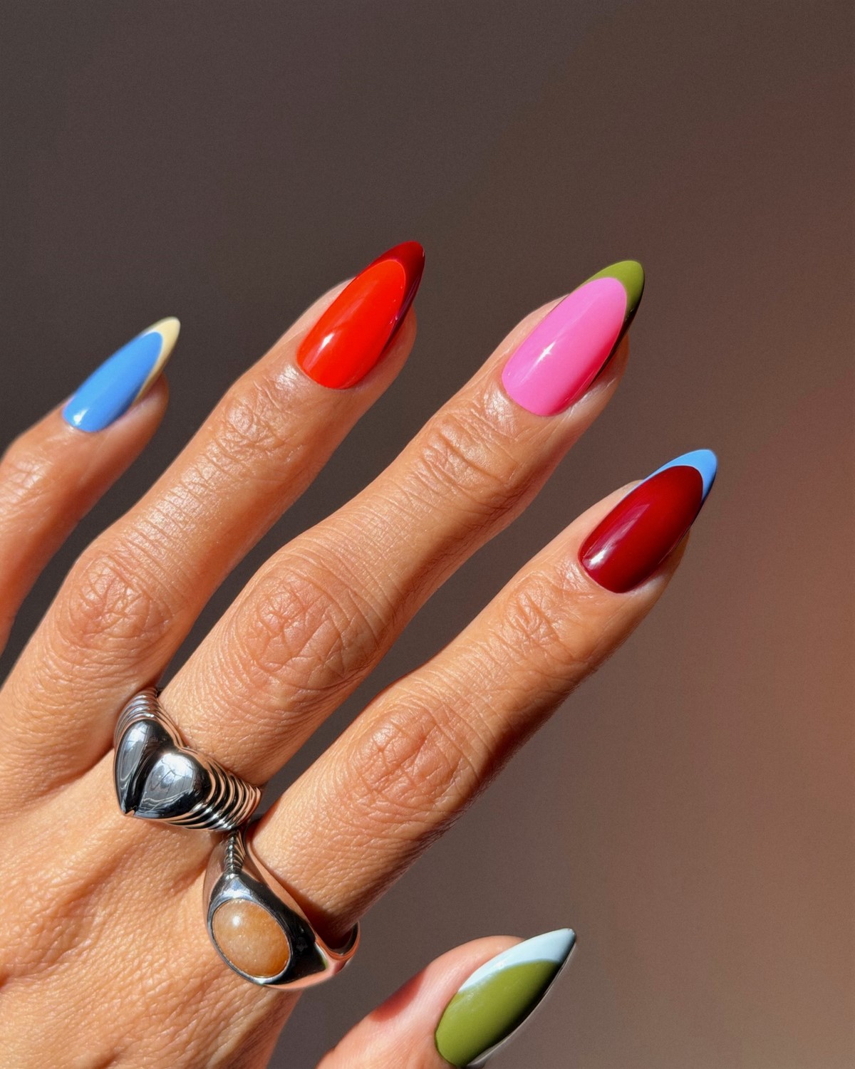 Чому кольоровий френч знову стає модним манікюром