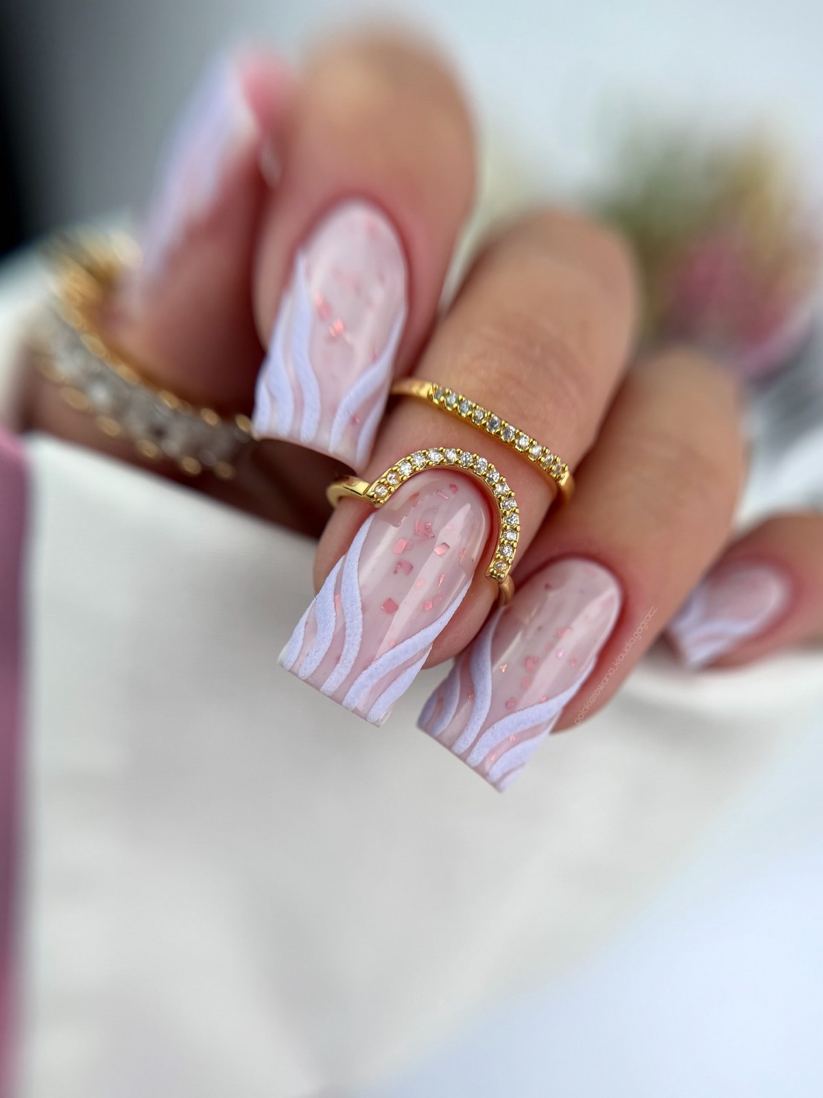 Чому кольоровий френч знову стає модним манікюром