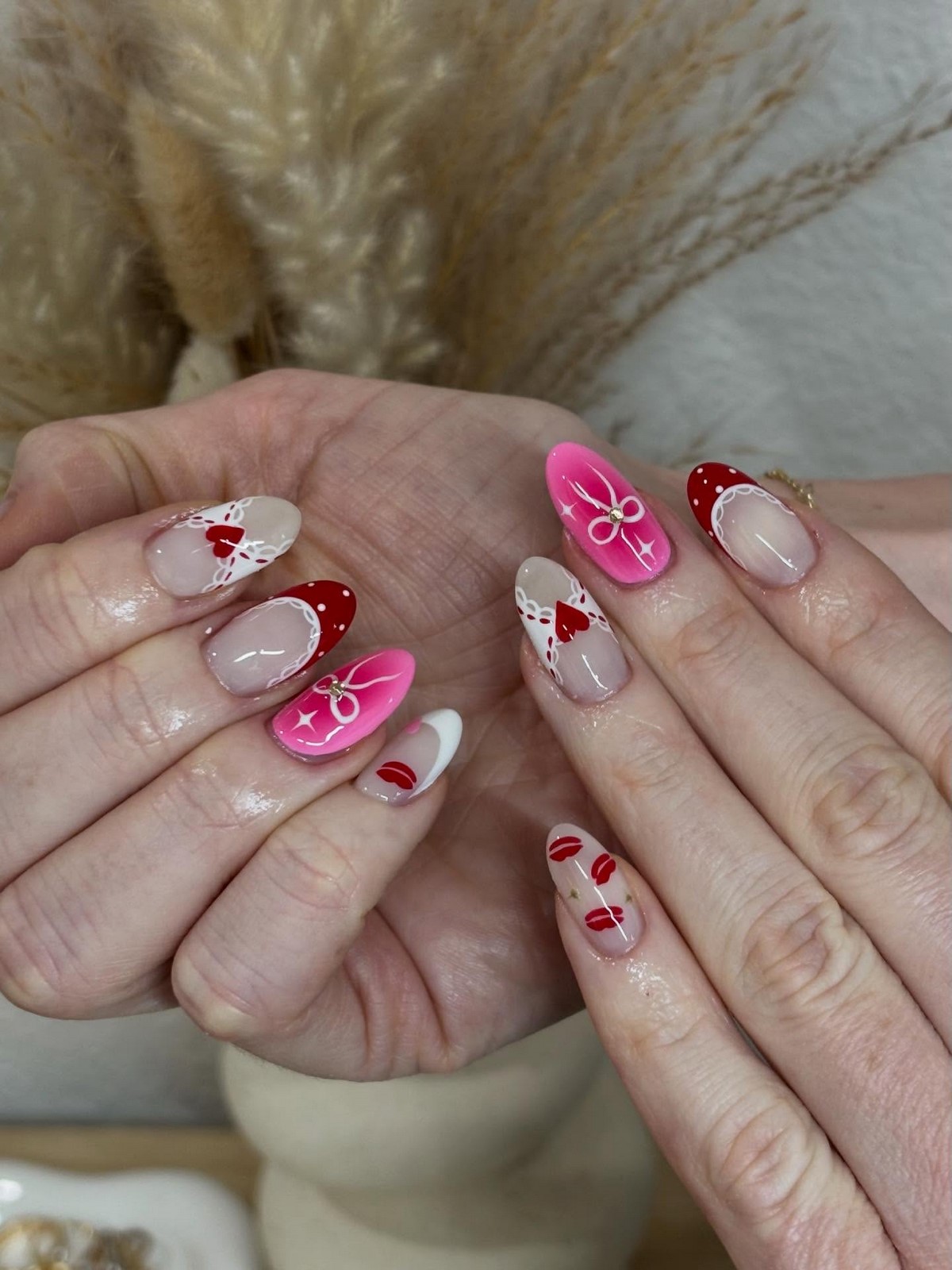 Чому кольоровий френч знову стає модним манікюром